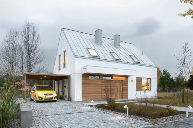 Patrový dům Compact 5+1 s bílou fasádou, sedlovou plechovou střechou, dřevěným obkladem a přístřeškem pro auto